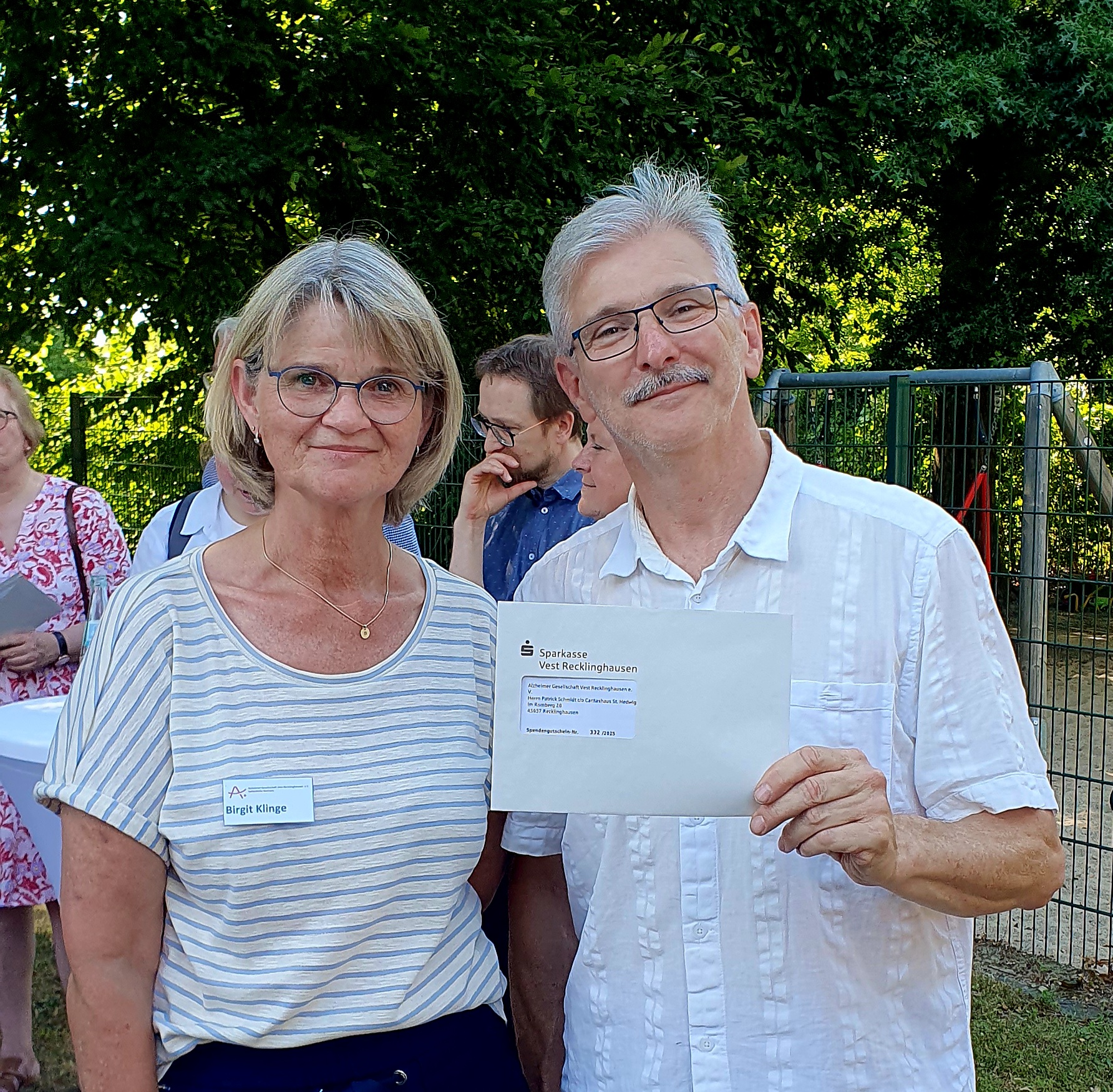 B.Klinge und Helmut Scholtz freuen sich über eine Spende